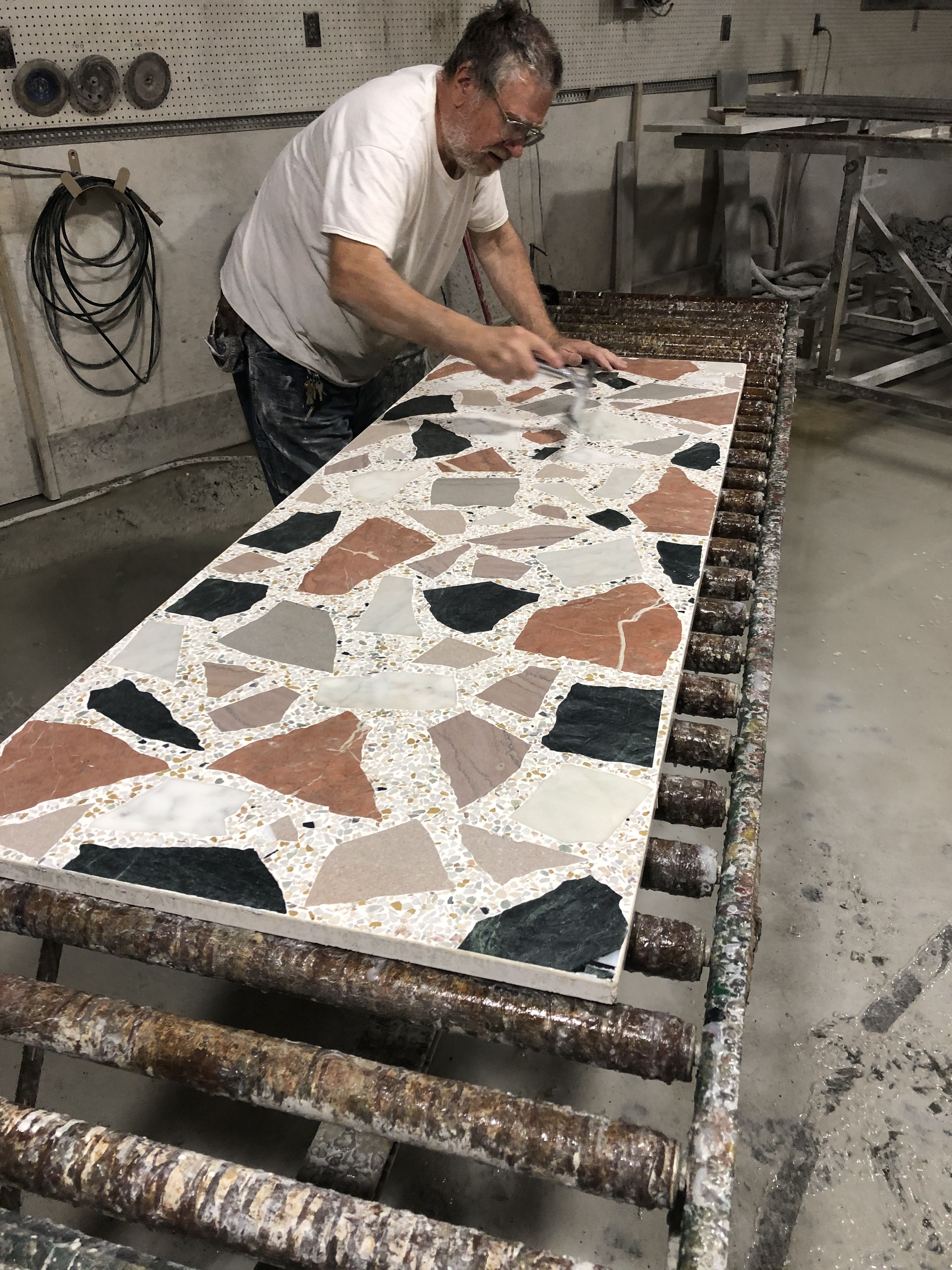 正在製作水磨石大板的工人