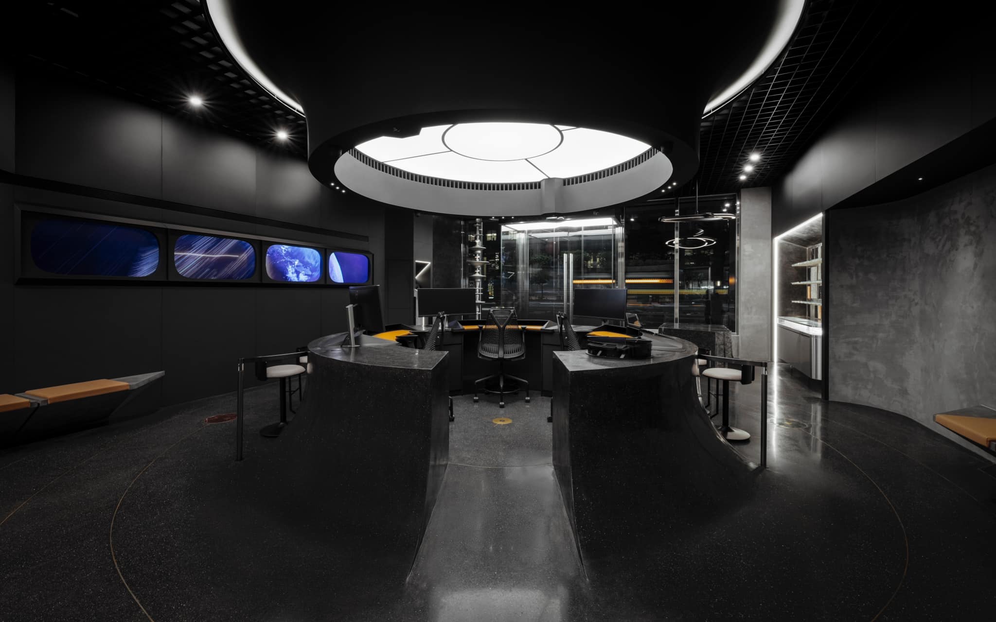 星宇航空門市以水磨石作為設計元素，中央環形票務櫃台採用星際配色水磨石，延伸至地面