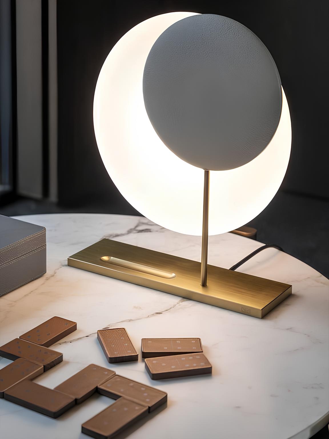 Moonbeam放在一張大理石邊桌上展示