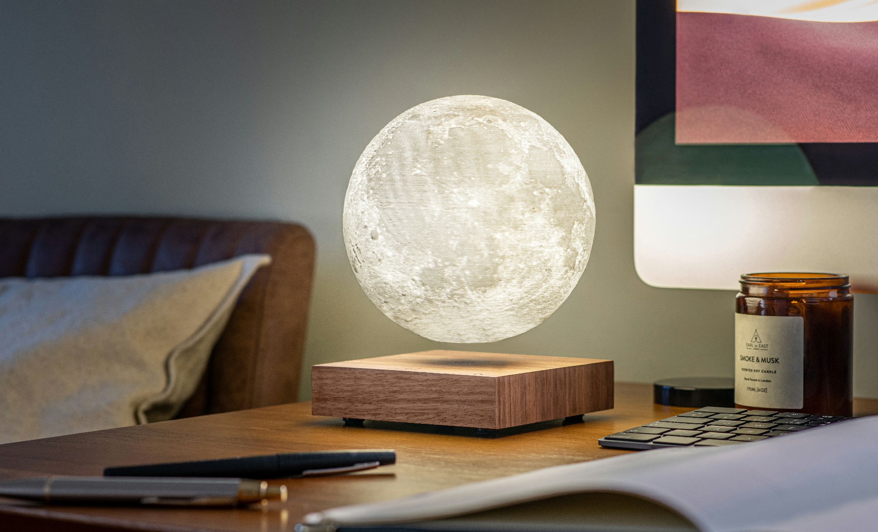 Smart Moon Lamp 自然光模式，放在桌上作為氣氛照明