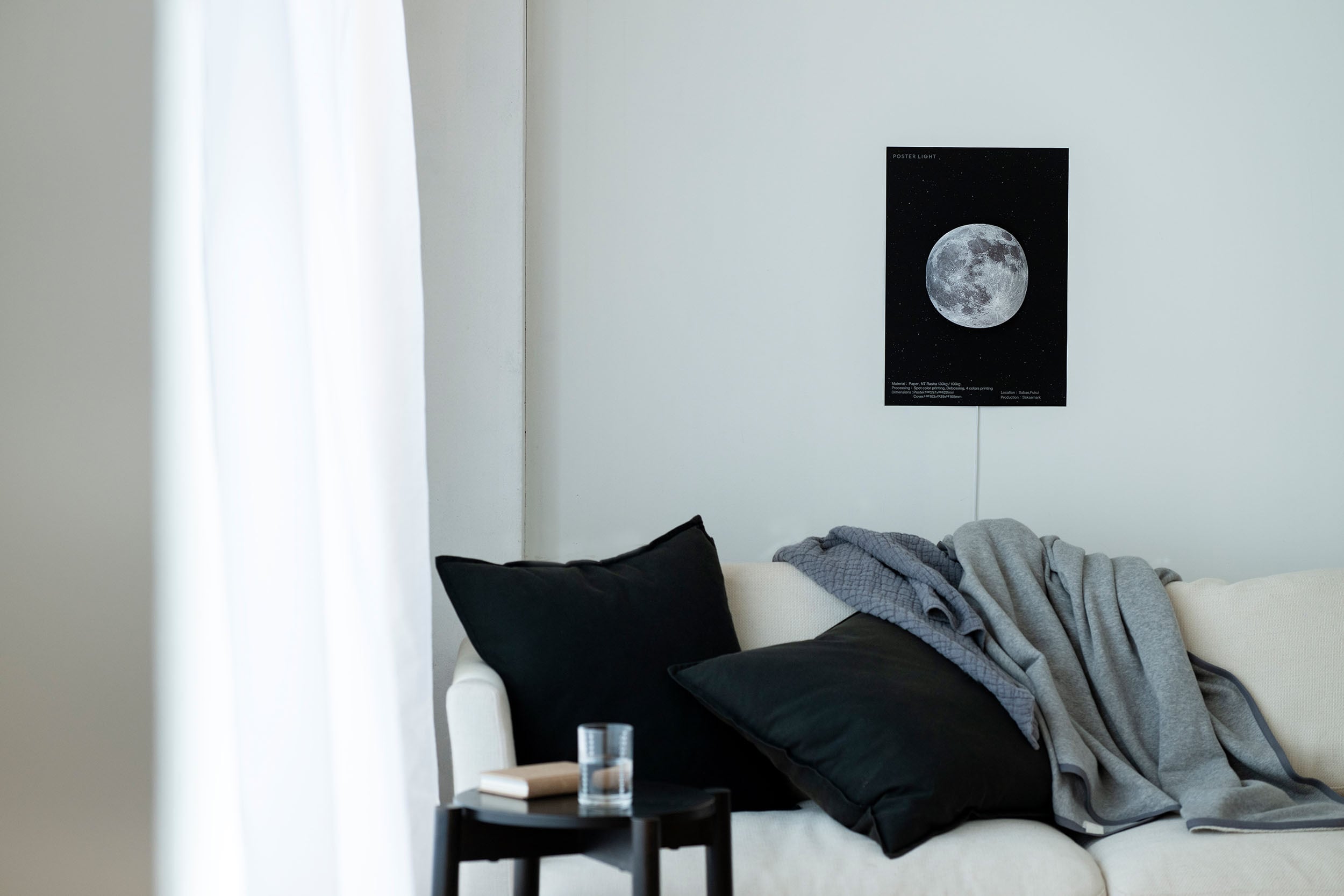 moonlight掛在沙發背牆後的示意情境照