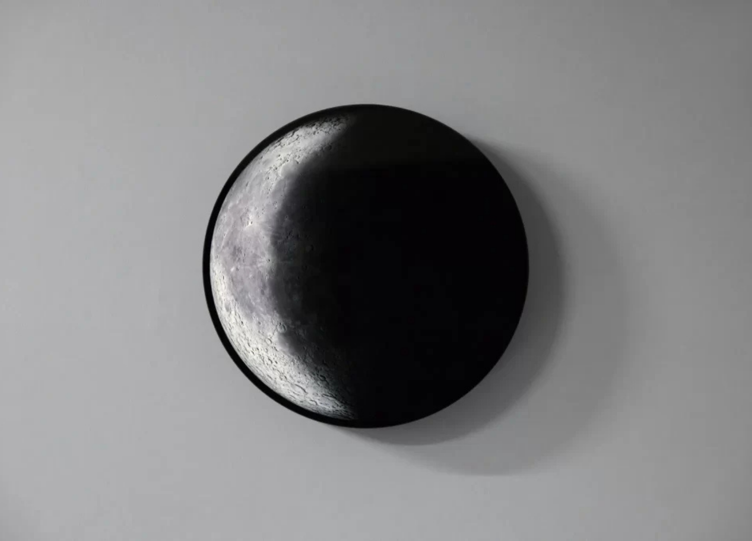 Phase掛在灰牆上的示意照