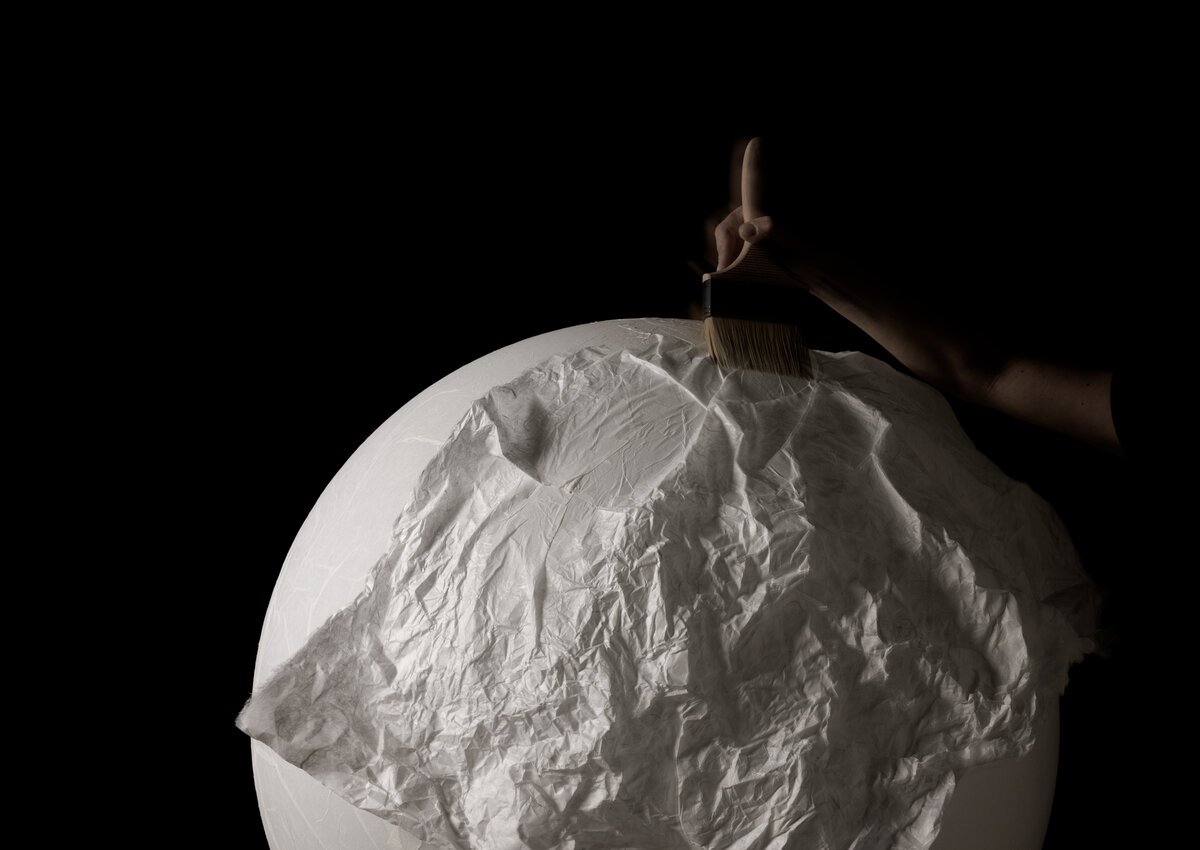 Moon的製作過程＿黏貼紙張在圓球表面