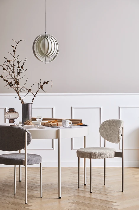 Moon Lamp作為餐桌吊燈，在一個白色系餐廳中展示著