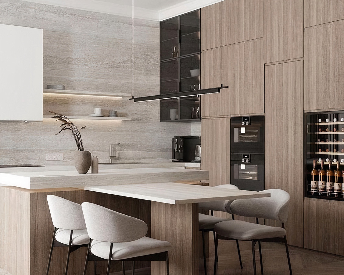 T型中島設計案例：淺色石紋中島延伸出同材質長形餐桌，搭配優雅弧形靠背餐椅與嵌入式恆溫酒櫃，透過豐富的木質壁板收納系統與俐落長型吊燈，詮釋極具生活品質的現代餐廚空間。