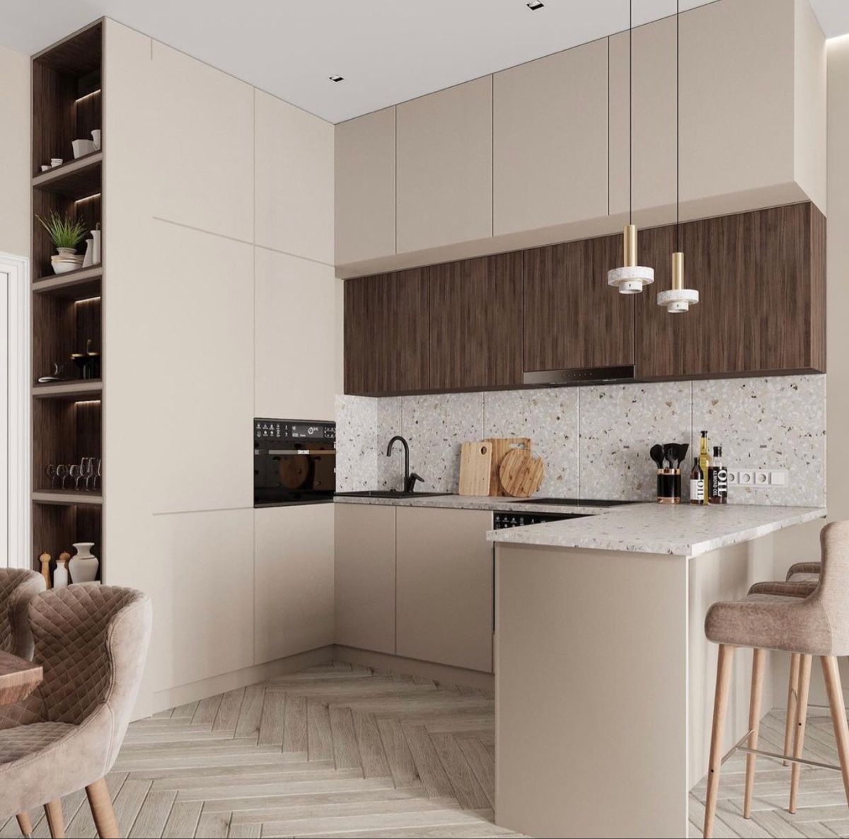 L型中島設計案例：L型奶油色系廚具整合小坪數中島吧台，搭配水磨石紋理防濺板與深木色吊櫃，在人字拼木地板的襯托下打造溫馨且機能完備的開放式餐廚空間。